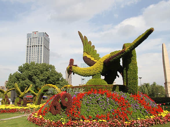 杭州余杭國慶主題綠雕“百鳥朝鳳”