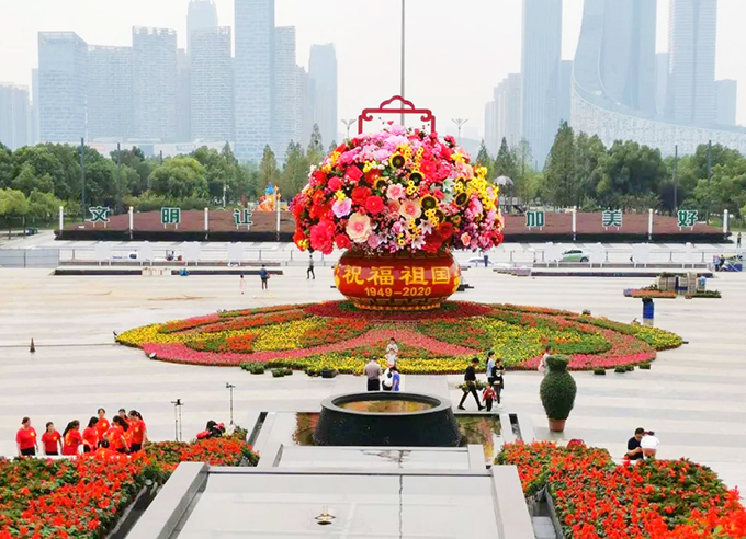 國慶立體花壇合肥市政府大樓國旗廣場”普天同慶，盛世華章“01-合肥林園合肥市林業和園林局官方微信.jpg
